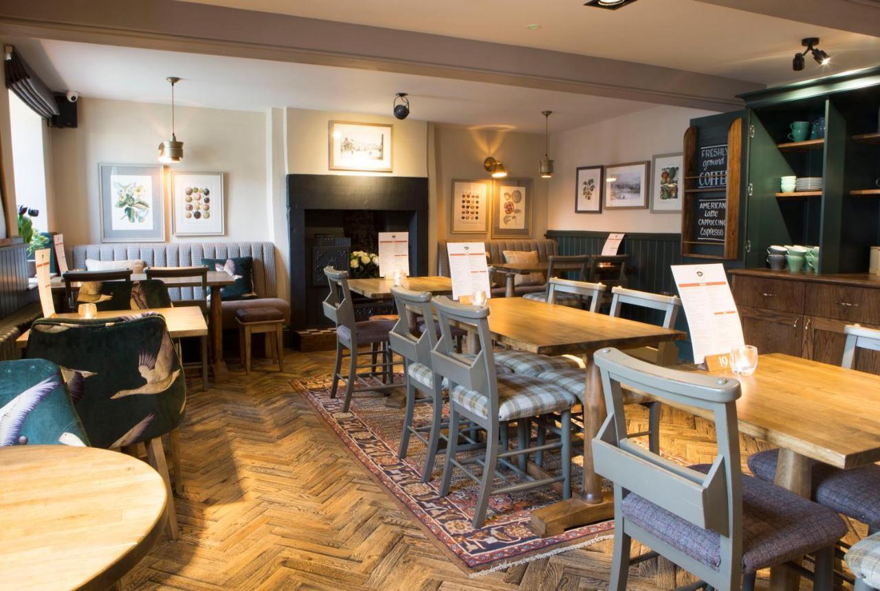 Inn Crown And Cushion