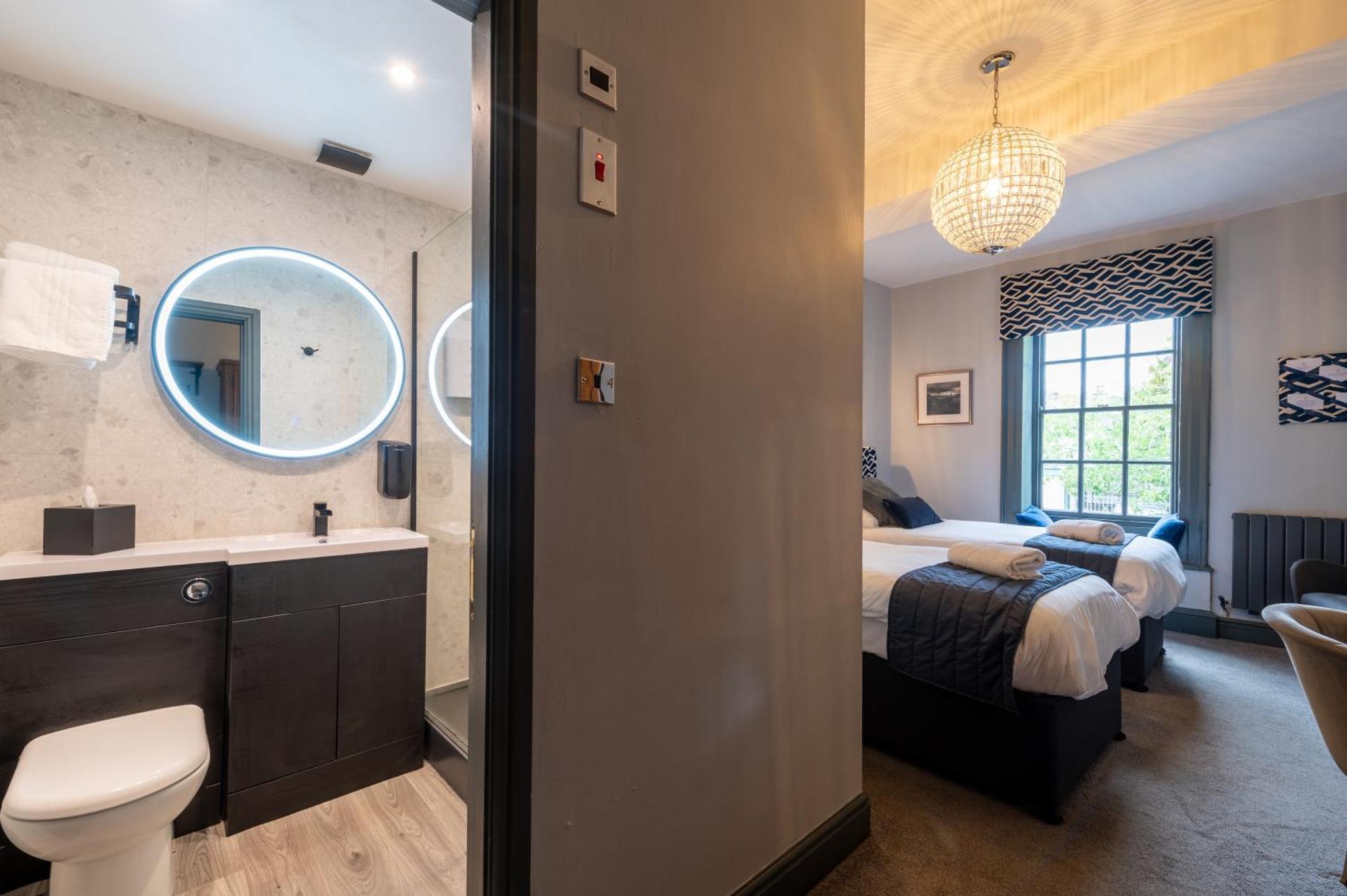 Crown And Cushion Inn
