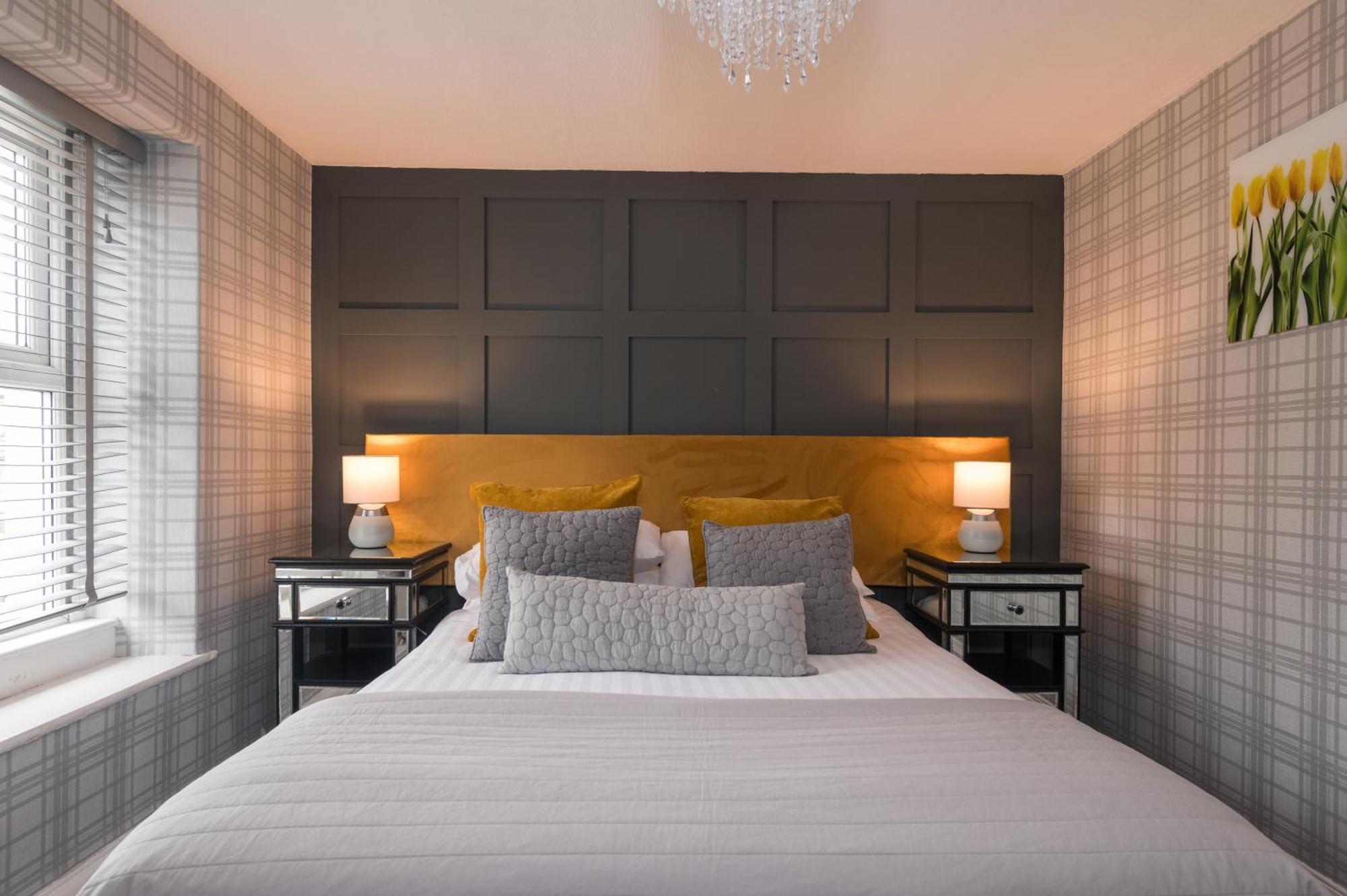Crown And Cushion 3*