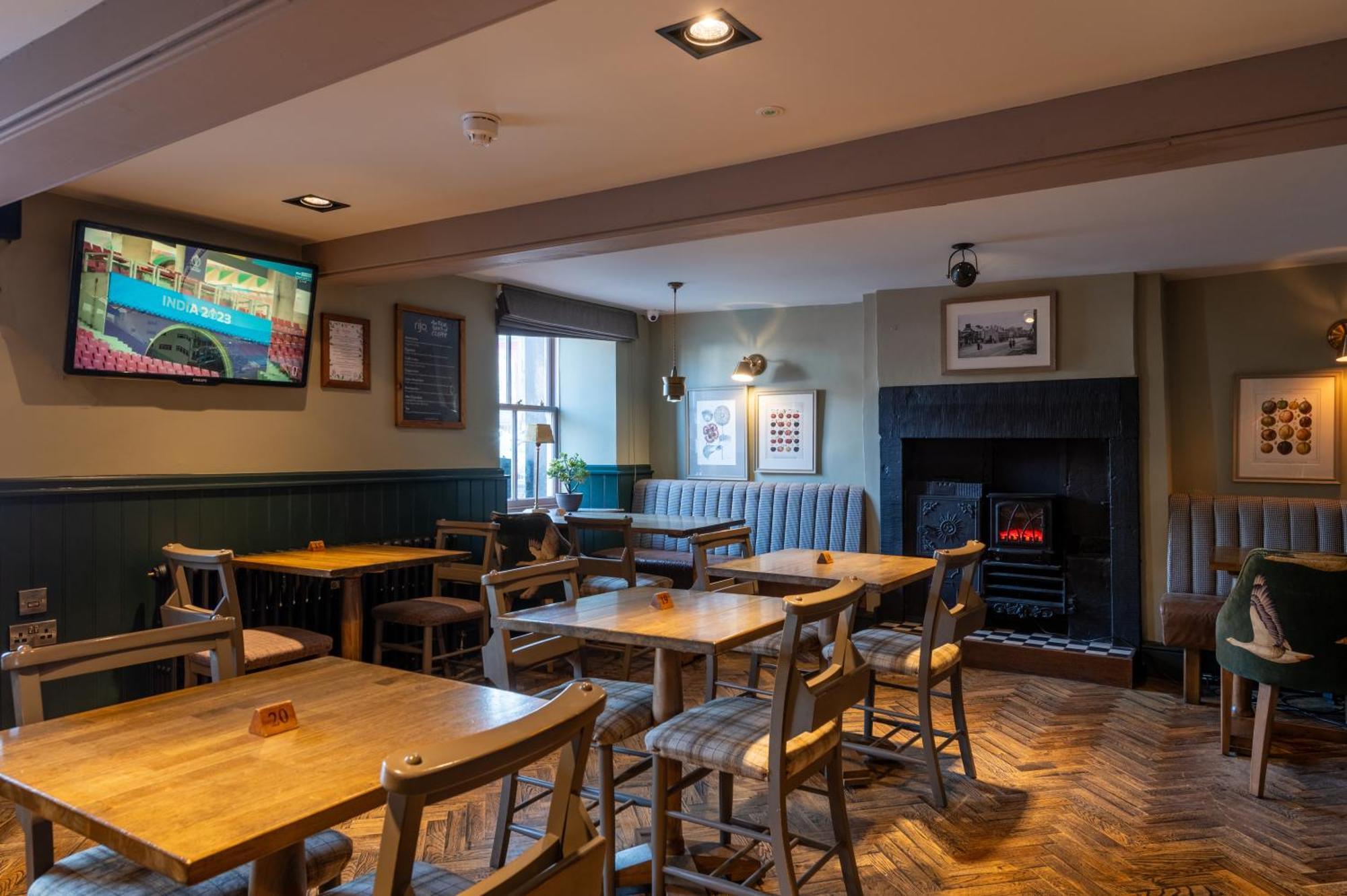 Crown And Cushion Inn